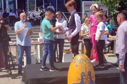 (FOTO) JAKA KONKURENCIJA Nagradu za najtvrđe jaje dobio je Dušan Dragutinović iz Bijeljine