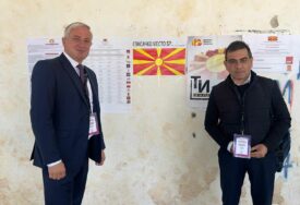 (FOTO) "Demokratski i tehnički daleko ispred nas u provođenju izbora" Borenović obišao biračka mjesta u Sjevernoj Makedoniji