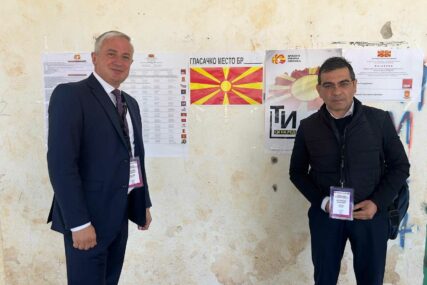 (FOTO) "Demokratski i tehnički daleko ispred nas u provođenju izbora" Borenović obišao biračka mjesta u Sjevernoj Makedoniji