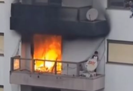 (VIDEO) Dramatično spasavanje: Dječak (6) stoji na balkonu dok IZA NJEGA SVE GORI, vatrogasci stigli u poslednjem času