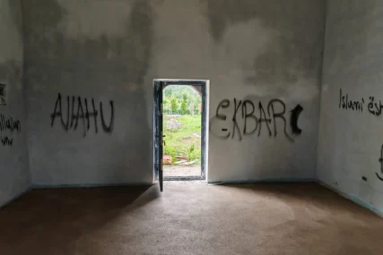(FOTO) Skrnavljenje svetinje: Albanci ispisali uvredljive poruke na pravoslavnoj crkvi kod Peći