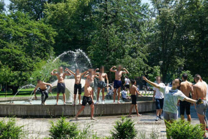 (FOTO) Zbog njih su i prolaznici bili nasmijani: Skokom u fontanu u banjalučkom parku, đaci mnoge oduševili