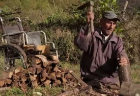 (VIDEO) Nevjerovatna priča sa Stare planine: Deda Andra nema noge ali siječe drva, radi u polju, vozi kvad