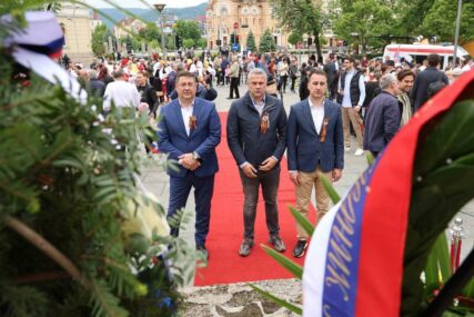 “Njegujemo stare i provjerene vrijednosti” Delegacija SPS položila cvijeće na spomenik žrtvama fašizma u Banjaluci
