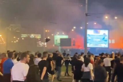 (VIDEO) LUDNICA U BEOGRADU Navijači blokirali ulice, velika fešta Delija na proslavi duple krune