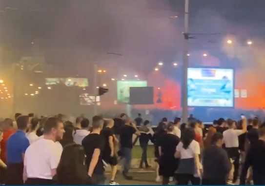 (VIDEO) LUDNICA U BEOGRADU Navijači blokirali ulice, velika fešta Delija na proslavi duple krune