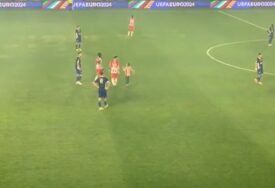 (VIDEO) Šmekerski gest fudbalera Zvezde: Mališan utrčao na teren tokom finala Kupa, a onda je Ivanić ovim potezom oduševio sve