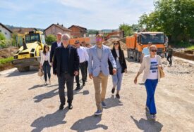(FOTO) Stanivuković obišao gradilište u Česmi: U toku izgradnja mosta, pristupne saobraćajnice i glavnog puta kroz naselje