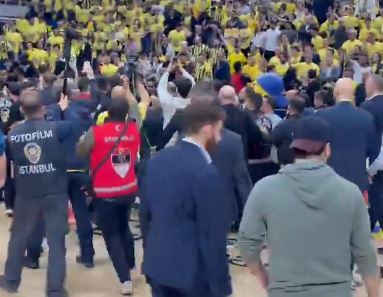 (VIDEO) TOTALNI HAOS U ISTANBULU Navijači Fenerbahčea napali košarkaše Monaka i sudije