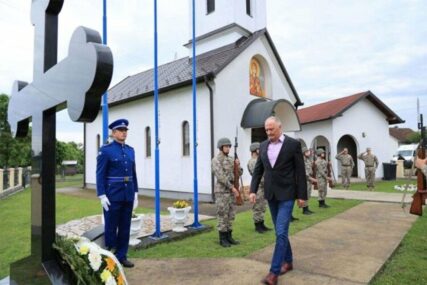 Gest za pohvalu: Helez u Sijekovcu odao počast srpskim žrtvama