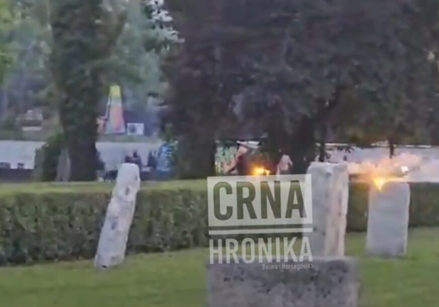 (VIDEO) Oštećeno najmanje jedno vozilo: Brutalan obračun u Sarajevu, huligani koristili baklje