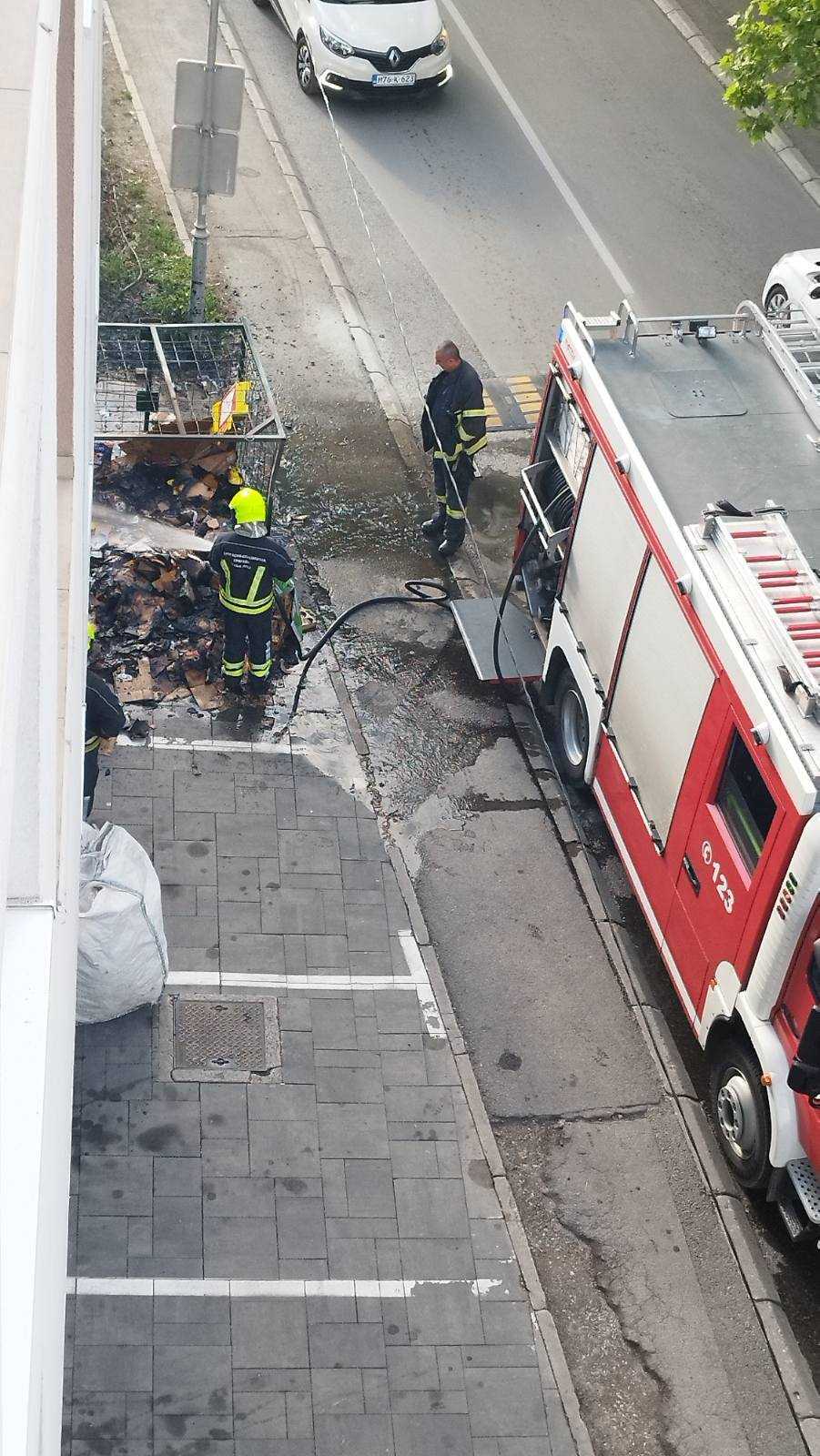 Zapalio se papir na Starčevici ispred marketa