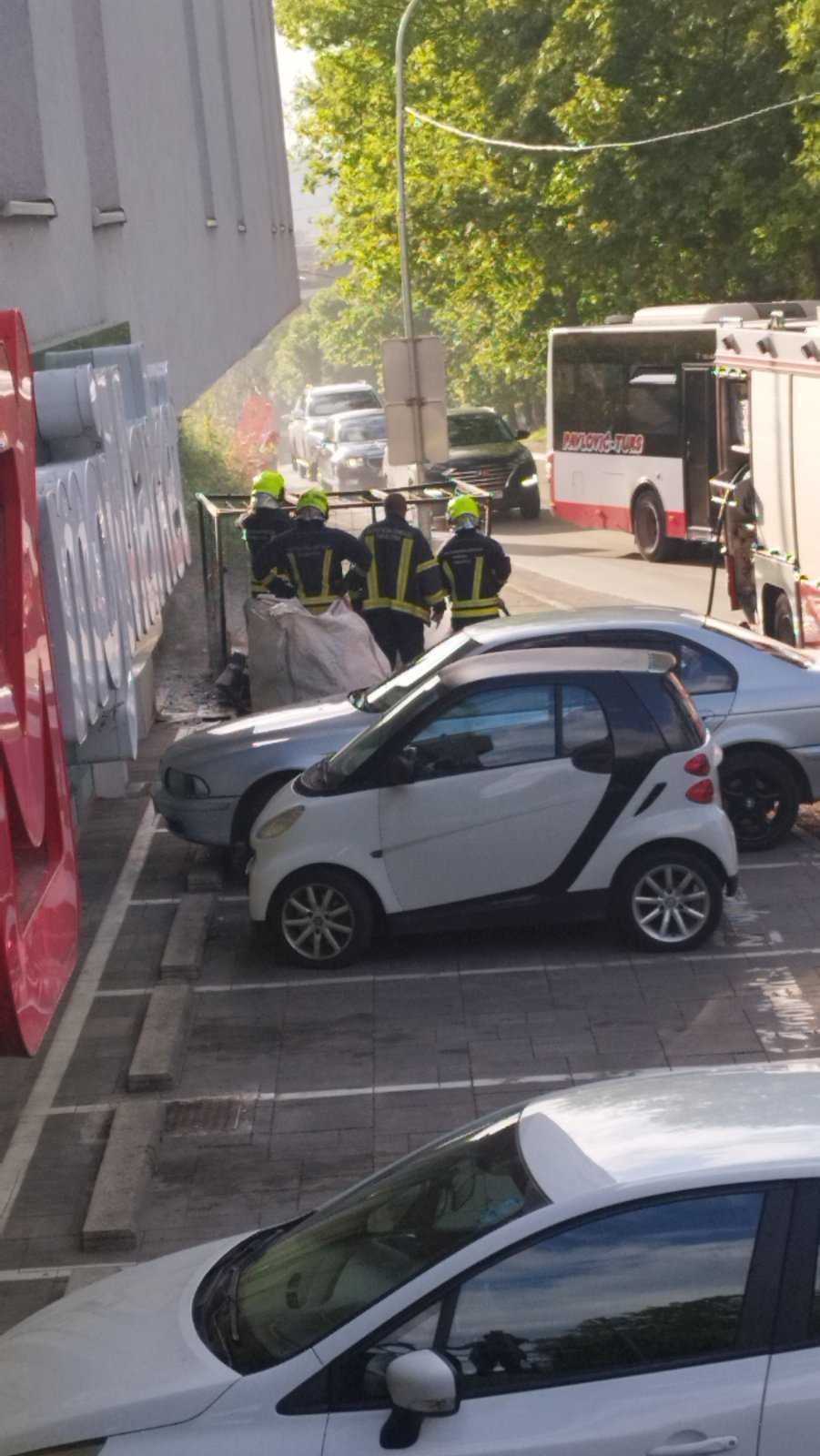 Zapalio se papir na Starčevici ispred marketa