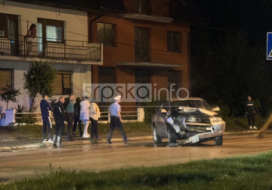 (FOTO) SAOBRAĆAJKA KOD TESLIĆA Učestvovala 2 automobila, policija i Hitna na terenu