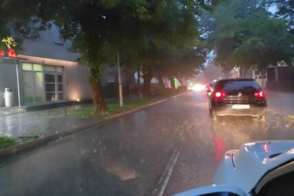 (VIDEO) PROLOM OBLAKA Banjaluku pogodilo NEVRIJEME, jaka kiša ometa vozače u saobraćaju