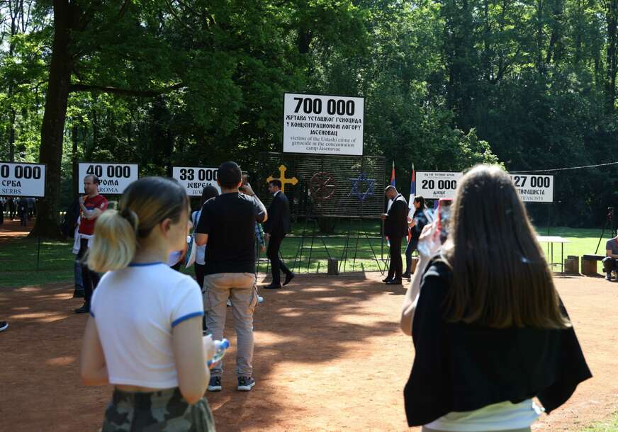 (VIDEO, FOTO) Počelo obilježavanje Dana sjećanja na ŽRTVE GENOCIDA U NDH: Građani i učenici iz Srpske odali počast stradalim u najvećem i najstrašnijem LOGORU SMRTI u Evropi