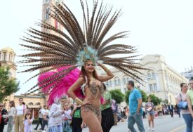 (VIDEO, FOTO) POČEO 3. BANJALUČKI KARNEVAL Plesačice brazilske sambe priredile SPEKTAKL na ulicama glavnog grada Srpske