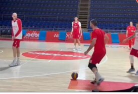 (VIDEO) FANTASTIČNA ZABAVA Košarkaši Zvezde zaigrali fudbal na treningu, Tobi "dobio po glavi"