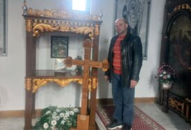 (FOTO) "Svaki dio je započet i završen sa molitvom" Ljekar izradio krst od drveta stare vodenice