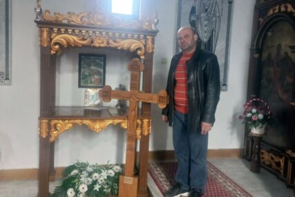 (FOTO) "Svaki dio je započet i završen sa molitvom" Ljekar izradio krst od drveta stare vodenice