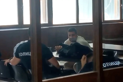 (VIDEO) PRIJETI MU 30 DANA ZATVORA Ekskluzivni snimak Marka Miljkovića sa saslušanja, 2 sata daje izjavu tužiocu