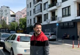 (VIDEO) ZARAĐIVAO I DOK JE BIO U PRITVORU Marko Miljković izašao bos iz zgrade u kojoj se desio haos