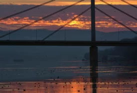 Ponovo otvoren Most slobode u Novom Sadu: Puklo betonsko postolje, UKLONJENA NAKRIVLJENA BANDERA