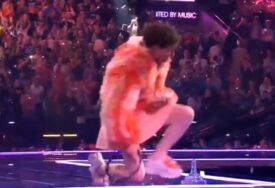 (VIDEO, FOTO) SLOMIO SE TROFEJ Pobjednik u žaru slavlja pao na binu Evrovizije, pucanje kristala se čulo i u programu
