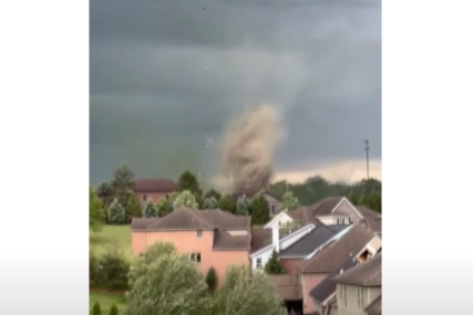 (VIDEO) “Nas 60 sakrilo se u jedan podrum” Snažni tornado pogodio SAD, srušena stabla