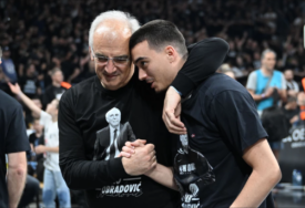 (FOTO) DIRLJIVA SCENA Sin Dejana Milojevića bodri Partizan