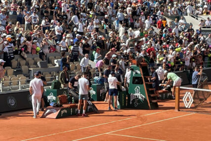 (VIDEO) ERUPCIJA ODUŠEVLJENJA Momenat koji se dugo čekao, Novak Đoković i Rafael Nadal u zagrljaju