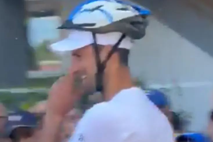Novak Đoković sa kacigom na glavi