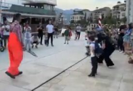 (VIDEO) Nole obradovao mališane: Đoković se PRERUŠIO U RIBARA na ulicama Tivta, pa izazvao oduševljenje kada je skinuo masku