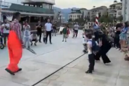 (VIDEO) Nole obradovao mališane: Đoković se PRERUŠIO U RIBARA na ulicama Tivta, pa izazvao oduševljenje kada je skinuo masku