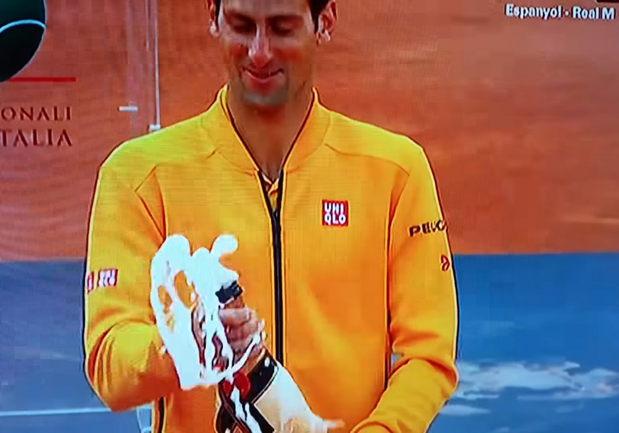 (VIDEO) NEVOLJE SA ŠAMPANJCEM Novak Đoković je u Rimu mogao da ostane bez oka