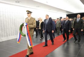 (FOTO) Propraćena 32. godišnjica od formiranja VRS: Dan Vojske Srpske obilježen defileom sa zastavama i polaganjem vijenaca na centralno spomen obilježje u Bijeljini