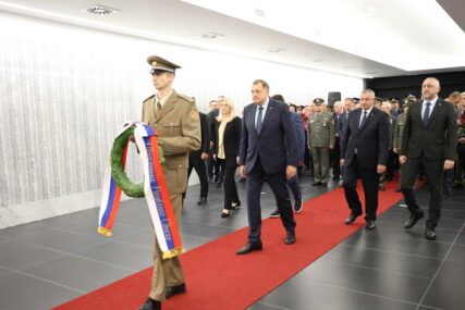 (FOTO) Propraćena 32. godišnjica od formiranja VRS: Dan Vojske Srpske obilježen defileom sa zastavama i polaganjem vijenaca na centralno spomen obilježje