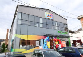 (FOTO) Otvorena preuređena dm prodavnica u Gradišci: Brojne pogodnosti, pokloni i vrijedna donacija