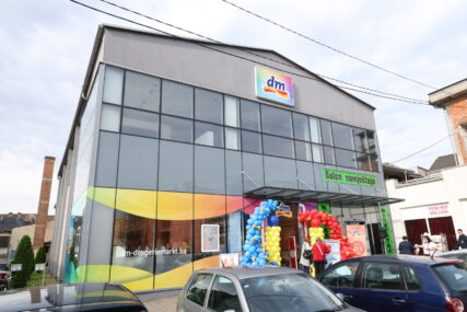 (FOTO) Otvorena preuređena dm prodavnica u Gradišci: Brojne pogodnosti, pokloni i vrijedna donacija