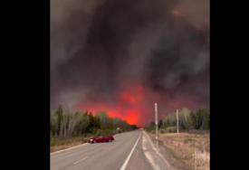 (VIDEO) Na terenu 70 vatrogasaca: Veliki ŠUMSKI POŽAR u Kanadi, najavljena masovna evakuacija