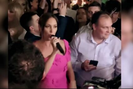 (VIDEO) Pjevačica dovela atmosferu do usijanja: Aleksandra Prijović uzela mikrofon pa NAPRAVILA HAOS kod Sofre na svadbi