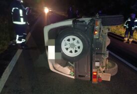 (FOTO) Automobil se prevrnuo na stranu: Saobraćajna nesreća kod Banjaluke, POVRIJEĐENA JEDNA OSOBA
