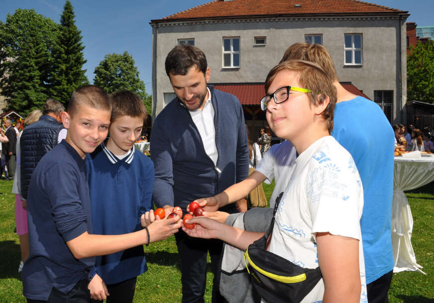 (FOTO) "Zajedno čuvamo istoriju i običaje" Konstantin imao najjače jaje i pobjednik je VASKRŠNJE TUCIJADE u Prijedoru