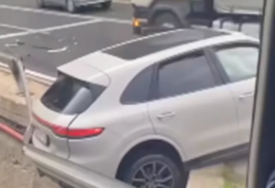 (VIDEO) NESREĆA NA BRADINI U sudaru 2 automobila skupocjeni "porše" sletio s puta