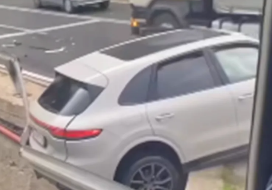 (VIDEO) NESREĆA KOD KONJICA U sudaru 2 automobila skupocjeni "porše" sletio s puta
