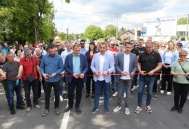 (FOTO) "Uskraćeni smo za trotoar i autobusku stanicu" Građani Šargovca i Drakulića otvorili nedovršenu Subotičku ulicu, pa podsjetili gradsku vlast šta je sve obećano