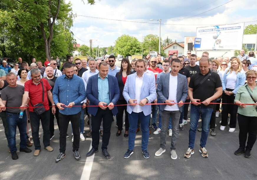 (FOTO) "Uskraćeni smo za trotoar i autobusku stanicu" Građani Šargovca i Drakulića otvorili nedovršenu Subotičku ulicu, pa podsjetili gradsku vlast šta je sve obećano