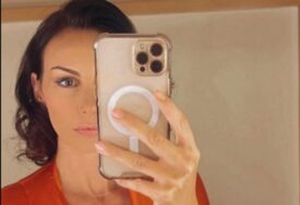 (FOTO) Sloboda Mićalović pokazala NIKAD DUBLJI DEKOLTE: Glumica "opalila" selfi u nikad provokativnijem izdanju