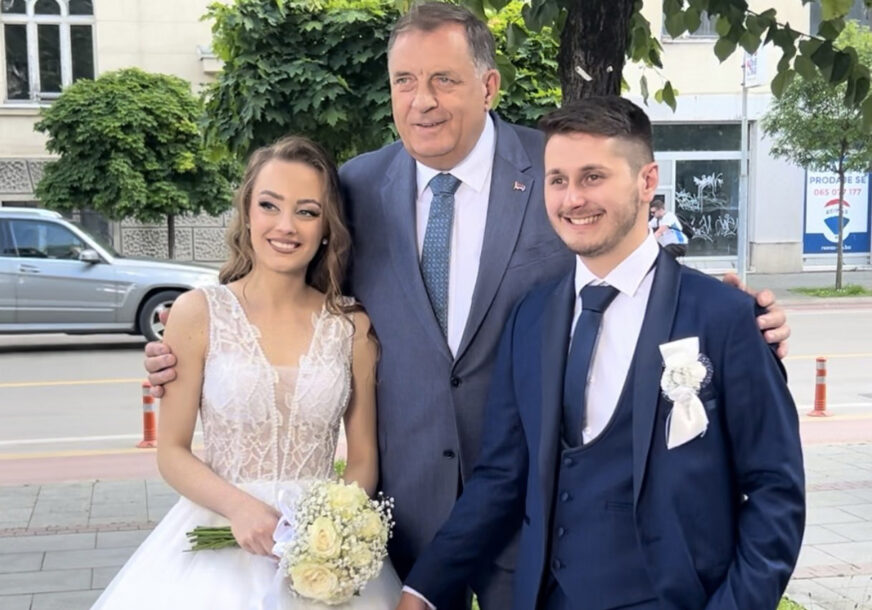 (VIDEO, FOTO) Sigurno se ovome nisu nadali: Dodik se danas u Banjaluci fotografisao sa mladencima i poželio im srećan brak