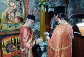 (FOTO) U susret Vaskrsu: U manastiru Tronoša prislužene dvije RATARSKE SVIJEĆE, čija pojedinačna težina iznosi po 50 kg, a visina 1,5 metara
